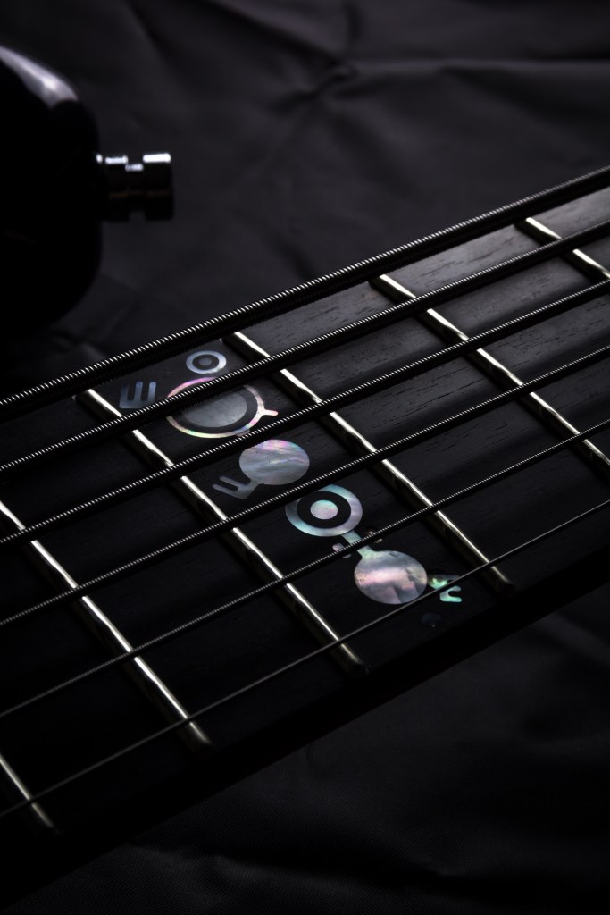 personalizzazioni-su-tastiera-in-madreperla-chitarre-bassie-liuteria-cocopelli