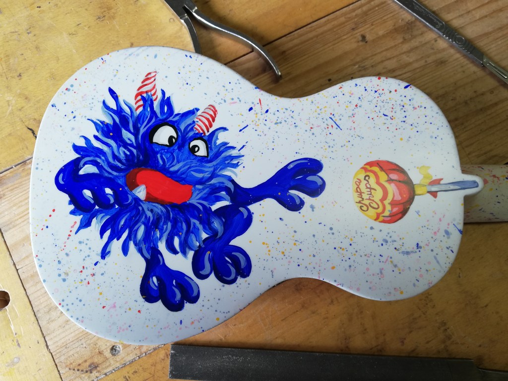 disegno-su-chitarra-personalizzazioni-liuteria-cocopelli