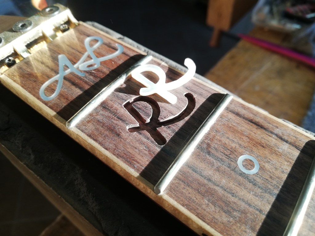 Personalizzazioni-in-madreperla-liuteria-cocopelli