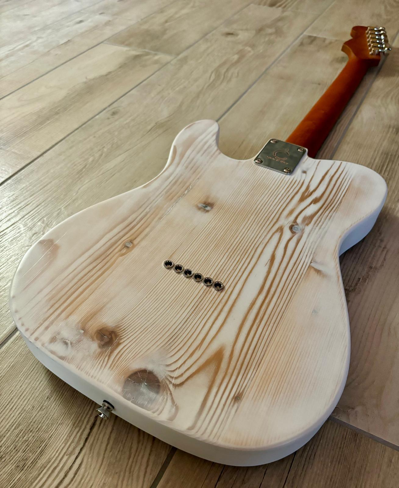 tv-classic-back-view-on-deskù